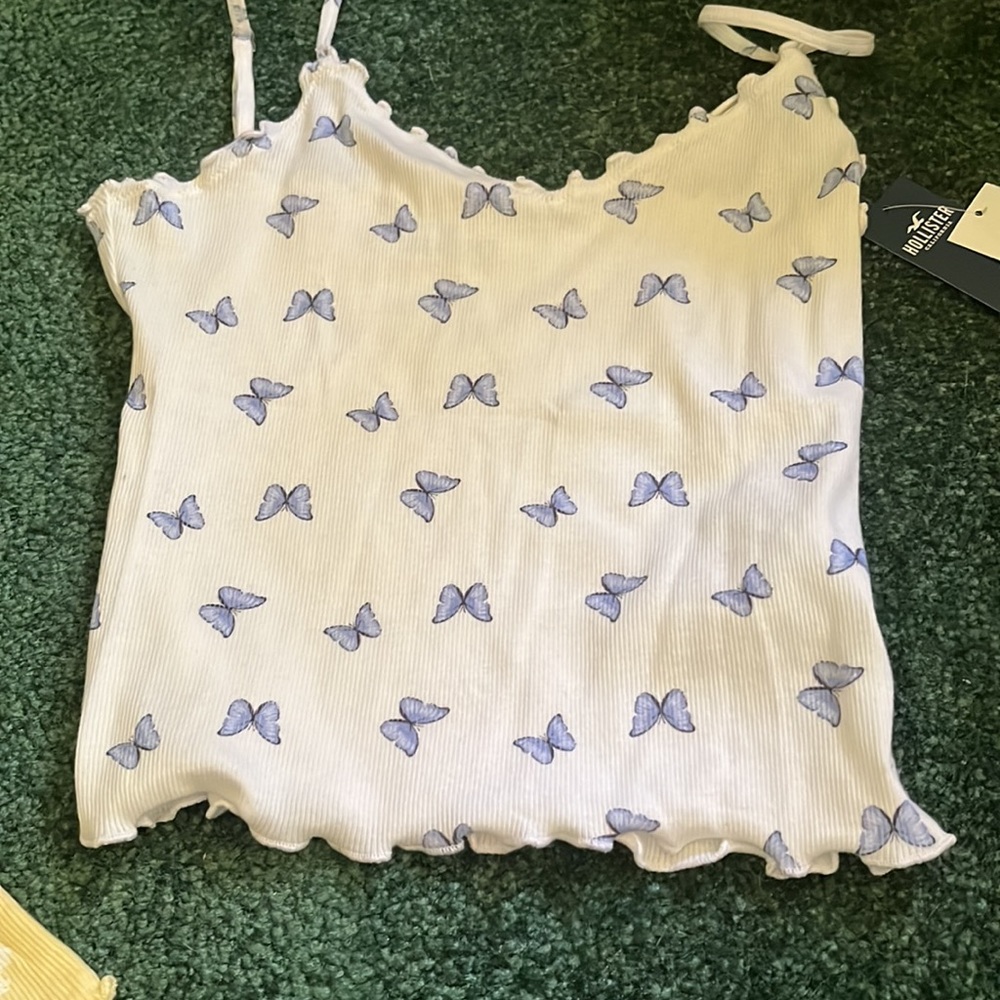 2 NWT MEDIUM HOLLISTER TANKS - Picture 3 of 7